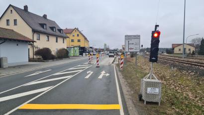 Bild: sne
Mittlerweile steht die Ampel und die Straße ist in beide Richtungen befahrbar. Dafür gilt es nun auf Grün zu warten.