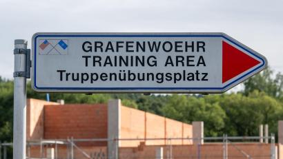 Bild: Armin Weigel/dpa
„Grafenwoehr Training Area, Truppenübungsplatz“ steht auf einem Schild vor dem Gelände des Truppenübungsplatzes Grafenwöhr.
