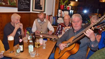 Bild: wku
Die Ossinger-Musikanten (von links) Günter Seibold, Hermann Bruhn, Paul Pesold und Peter Schertl sorgten für gute Stimmung beim Heimatabend im Gasthof Zum Hirschen.
