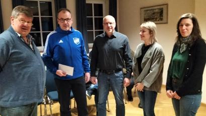 Bild: fz
Bürgermeister Martin Schregelmann, Alexander Greitzke, Michael Feige, Monika Waldeck und Elisabeth Waldeck (von links) bei der Spendenübergabe