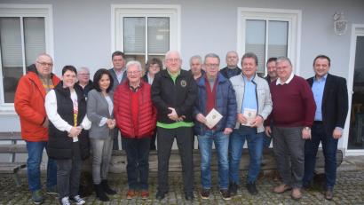 Bild: fz
Franz Kindl (Mitte) ist weiterhin Vorsitzender des OWV Michldof/Irchenrieth. Zahlreiche Mitglieder halten dem Verein seit Jahrzehnten die Treue.
