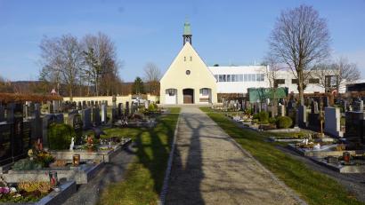 Bild: bkr
Große Änderungen erfuhr der Friedhof in den zurückliegenden Jahren: Neue Wege wurden angelegt, der Aufgang zum Friedhofsgebäude neu gestaltet und ein Urnengrabfeld angelegt. Der Verbesserungsaufwand beeinflusste auch die Neuberechnung der Grabgebühren.