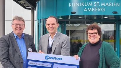 Bild: Klinikum/Uschold/exb
Geschäftsführer von Conrad, Ralf Bühler (Mitte) überreicht 10.000 Euro an das Kinderpalliativteam Ostbayern rund um Karin Borchers und den Kaufmännischen Direktor Hubert Graf.