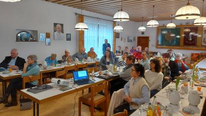 Bild: Landratsamt Tirschenreuth/exb
Die Seniorenbeauftragten und Quartiersmanager der Städte, Märkte und Gemeinden im Landkreis Tirschenreuth haben sich in Kastl getroffen.
