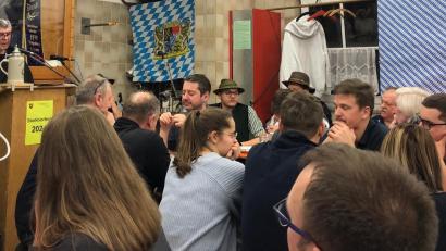 Bild: cro
Bruder Asam mischte in seiner Rede gekonnt die politischen und gesellschaftlichen Ereignisse des letzten Jahres durch und zog sie humorvoll durch den Kakao.