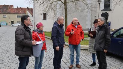Bild: mrr
Der Festausschuss für die 700-Jahr-Feier von Rieden mit (von links) Dieter Teich, Marlies Grill, Bürgermeister Erwin Geitner und Gerhard Schnabel sowie Josef Weinfurtner (rechts) begutachtet die Örtlichkeiten am Marktplatz. Brigitte Huber (Zweite von rechts) dokumentiert die Abmachungen.