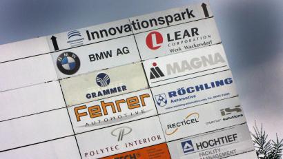 Bild: Gerhard Götz
Röchling Automotive wird ab Mitte nächsten Jahres auf der Firmentafel fehlen. Das Werk in Wackersdorf schließt .im nächsten Frühjahr.