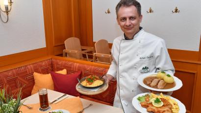 Bild: Petra Hartl
Michael Heldrich von der Gaststätte Am Forsthof präsentiert beliebte Klassiker aus der gutbürgerlichen Küche: Käsespätzle, Schweinebraten und Schnitzel. Für alle drei Gerichte müssen Gäste seit Januar circa 15 Prozent mehr bezahlen. Das liegt am Ende der Mehrwertsteuersenkung – aber nicht nur.