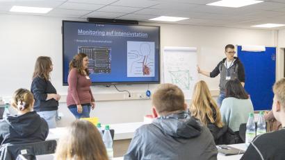 Bild: Michael Vogl/exb
Lehrer vereinen Fachwissen und sprachliche Sensibilität im Teamteaching