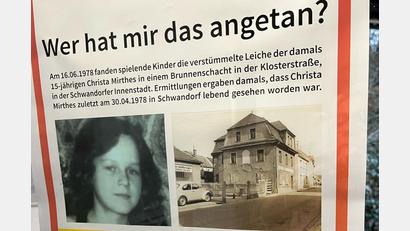 Bild: ihl
Seit September 2023 hängen Plakate zum Mord an Christa Mirthes an verschiedenen Orten in Schwandorf, zum Beispiel am Rathaus-Parkhaus (Foto) oder auch an der Klosterstraße 30.