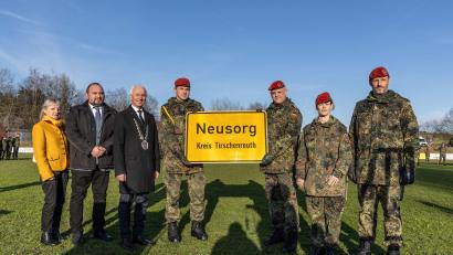 Bild: rw
Die Verbundenheit zwischen Neusorg und der 5. Batterie zeigt sich auch in kleinen Gesten: Als Zeichen der Dankbarkeit für die wohlbehaltene Rückkehr gaben die Einsatzrückkehrer das Ortsschild an Bürgermeister Peter König zurück.