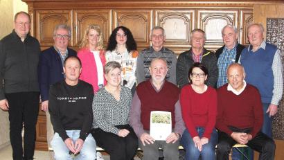 Bild: wro
Seinen 80. Geburtstag feierte am Mittwoch Georg Saller (vorne, Mitte). Es gratulierten neben der Familie, Freunden und Vertretern von Vereine auch Pfarrer Markus Nees und Bürgermeister Toni Dutz (von links).