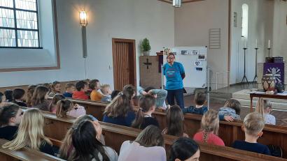Bild: Dagmar Franz/exb
Rund 50 Kinder sind der Einladung zum Kinderfrühstück in die evangelische Erlöserkirche gefolgt.