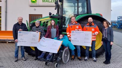 Bild: Landtechnik Malzer/exb
Spendenübergabe auf dem Betriebshof der Firma Malzer: (von links) Prokurist Bernd Riedel, Dr. Annemarie Schraml (Aktion Feuerkinder), Eva Wuttke mit ihrer Schwester Marie (Verein Happynest), Bereitschaftsleiter Matthias Dittrich und Michael Krauß vom BRK Mitterteich sowie Firmeninhaberin Karin Riedel.