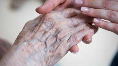 Symbolbild: Christophe Gateau/dpa
Zwei Beschäftigte einer Further Pflegeeinrichtung stehen im Verdacht, eine 93 Jahre alte Frau ermordet zu haben. Nun fand eine Exhumierung statt.