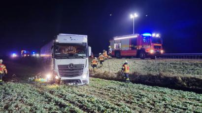 Bild: Irlbacher/exb
Weil der Fahrer offenbar am Steuer kurz eingenickt war, kam der Sattelzug von der Autobahn ab und in einem angrenzenden Feld zum Stehen.
