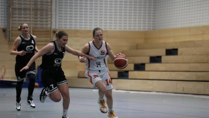 Archivbild: Dieter Jäschke
Die Neustädter Regio-Frauen um Kapitänin Sara Hennig (am Ball) wollen am Sonntag gegen Bad Aibling wichtige Punkte für den Klassenerhalt sammeln.