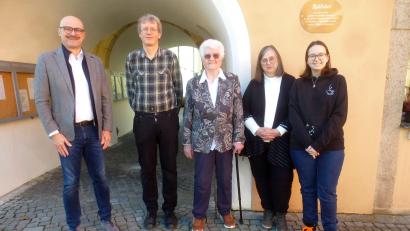 Bild: Mandl/exb
Maria Bollinger (Mitte) feiert 95. Geburtstag. Dazu gratulieren (von links) Bürgermeister Max Beer, Sohn Georg Bollinger, Nichte Sabine Süß und Cosima Süß (von links).