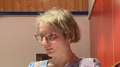 Bild: Irmi Schönberger/exb
Dr. Stephanie Kuchlbauer bei ihrem Vortrag in Neuhaus. Dieser spendete am Ende 300 Euro für Projekte des Ethikkomitees am Klinikum Weiden.