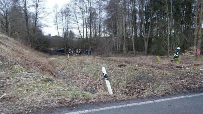 Bild: Feuerwehr Waldsassen/exb
An der Einmündung zur Bundesstraße 2178 hob das Auto ab, flog rund 100 Meter weiter und blieb auf der früheren Bahntrasse mit Totalschaden liegen.