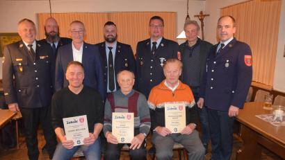 Bild: bö
Die Feuerwehr Rieden ehrt (vorn, von links)die langjährigen Mitglieder Georg Müllner, Josef Hafenbradl und Hans-Joachim Ernst. Ihnen gratulieren (hinten, von links) Kreisbrandmeister Jürgen Ehrensberger, Martin Eichenseer, Bürgermeister Erwin Geitner, Thomas Reindl, Rainer Salbeck, Josef Weinfurtner und der neue Vorsitzende Armin Hofrichter.