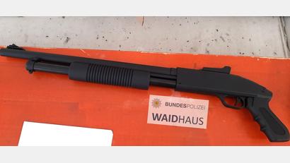 Bild: Bundespolizei Waidhaus
Mit einer nicht zugelassenen Softair-Waffe in Form einer Pump-Gun wollte ein 50-Jähriger Ukrainer einreisen.