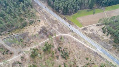 Bild: Thilo Hierstetter
Der Wald- und Feldweg durch die Unterführung „Wolfsgrube“ an der B 85 verbindet den Sulzbach-Rosenberger Stadtteil Breitenbrunn mit den Ortschaften Haar und Aichazandt. Nach etwa 70 „Betriebsjahren“ wird die Unterführung abgerissen und erneuert. Dazu wird auf der linken Straßenseite eine Behelfsumfahrung eingerichtet.