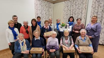 Bild: Stefan Dotzler/exb
Der Frauenbund Schnaittenbach wählt ein neues Vorstandsteam und ehrt langjährige Mitglieder (vorn, von links): Margarete Piehler, Sieglinde Leißl, Anni Heuberger, Marlene Schuller und Erna Kraus: mittlere Reihe (von links): Annelies Pilarski, Pfarrer Helmut Brügel, Marianne Adam, Helene Schorner, Anna Biller, Ingrid Weigert und stellvertretende Diözesanvorsitzende Kerstin Aufschneider; hintere Reihe (von links): Inge Daller, Edeltraud Körtgen und Maria Kraus und Erna Märkl.