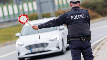 Symbolbild: Daniel Karmann/dpa/Archivbild
Schleierfahnder der Grenzpolizeiinspektion Selb kontrollierten bei Schirnding einen Wagen mit tschechischer Zulassung.