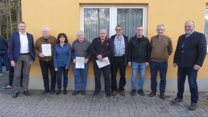 Bild: rn
Mit Ehrungen und Auszeichnungen bedenkt Reinhold Gietl (rechts) Bauer, Ingrid Vetter, Robert Held, Josef Seidl, Robert Uhr, Peter Neukam und Heinz Jantschik (von links). Thomas Riedl (links) würdigt die enorme Wirtschaftsleistung der Hobbyimker und räumte ein, dass nur ein Prozent der Verbandsmitglieder die Imker gewerbsmäßig betreiben.
