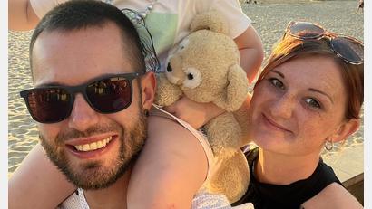 Bild: Lang / exb
René Lang (30), seine Frau Sabrina (28) und ihre Tochter Leonie (3) im Urlaub in Spanien. Ende August werden die drei Weidener nach Marbella auswandern.