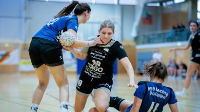 Archivbild: Guenter Uschold
Die Oberviechtacher Handballerinnen (im Bild Susanne Hauser, Mitte) treten am Samstag beim ESV Regensburg III an.