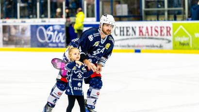 Archivbild: Elke Englmaier
Kurt Davis mit seiner vierjährigen Tochter bei der Ehrenrunde in der Hans-Schröpf-Arena.
