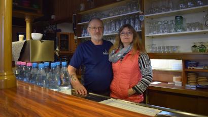 Bild: szl
Das Wirts-Ehepaar Bernhard und Martina Cieslak steht am Aschermittwoch das letzte Mal am Tresen im Gasthof "Zur Alm". Mit dem Verkauf der Gaststätte endet vorerst auch der Betrieb.