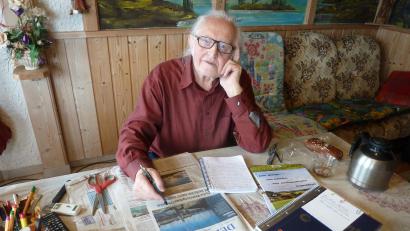 Bild: bir
Hans Bauer, der „Philosoph“ aus Iglersreuth, feierte seinen 90. Geburtstag. Seit 40 Jahren schreibt er scheine tiefsinnigen Gedanken über das Leben, Gott und die Welt nieder.