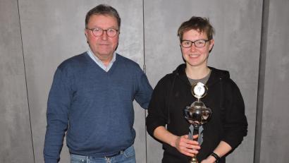Bild: Manuel März/exb
Heinz Uhl ehrte Eva Dengler vom RSC Neukirchen, die Platz fünf bei den Bayerischen und Deutschen Meisterschaften belegte und zudem das Everesting schaffte. Uhl bleibt weitere Jahre Bezirksvorsitzender im Radsport.