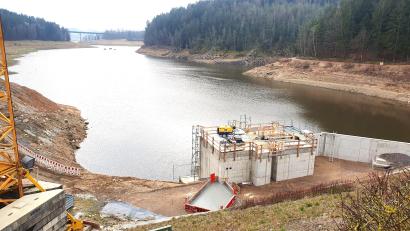 Bild: Christian Götz, WWA Weiden/exb
Die Arbeiten am Entnahmeturm sind weit fortgeschritten, der Weg zum Bauwerk ist höher gelegt: Die Talsperre des Eixendorfer Stausees kann sukzessive wieder angestaut werden.