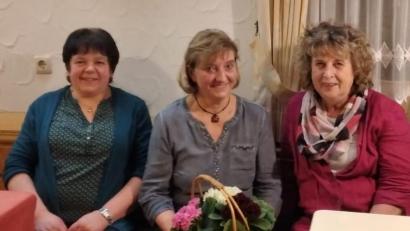 Bild: exa/exb
Christa Bayer, Ortsprecherin Langentheilen (links), und Anni König, Ortsprecherin Lochau (rechts), dankten Berta Frank für ihren Vortrag.