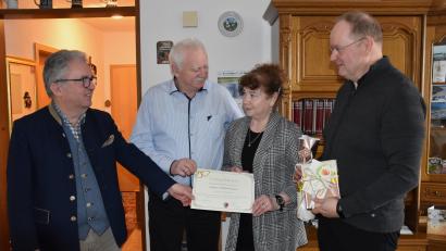 Bild: ubb
Waldemar und Randzis Zdzislawa (Mitte) feierten kürzlich Goldene Hochzeit. Dazu gratulierten Bürgermeister Toni Dutz (links) und Pfarrer Markus Nees.