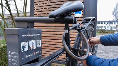Bild: Stephan Huber
Am Multifunktionsplatz in Amberg gibt es nun neben den Fahrradgaragen auch eine Reparaturstation.