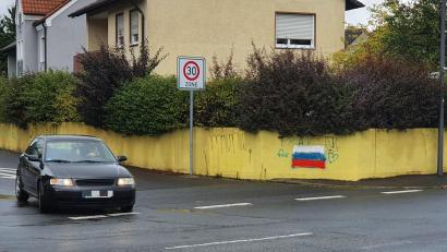 Bild: Würth, Wolfgang
Auf einer Gartenmauer haben sich ukrainische und russische Sprayer in den vergangenen Monaten ein Duell geliefert. Offene Streitigkeiten gab es aber auch hier nie.