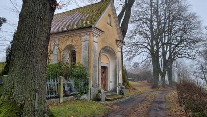 Bild: kaz
Die Windischkapelle, entlang der Tirschenreuther Straße, ist im Besitz der Stadt Erbendorf. Diese befasst sich derzeit mit der Erneuerung der Fassade.