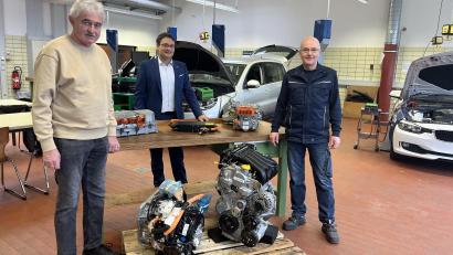 Bild: HWK/Nesselrode/exb
Für eine starke Ausbildung: Wolfgang Pröls, Firmenchef des Autohaus Pröls in Vohenstrauß, HWK-Geschäftsführer Alexander Stahl und HWK-Kursleiter Harald Reiter (von links).