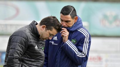 Bild: Hubert Ziegler
Gesprächsbedarf: Nach den zwei Auftaktniederlagen in der Rest-Rückrunde der Bayernliga Nord hoffen die Ammerthaler Trainer Florian Schlicker (links) und Serdal Gündogan (rechts) auf eine Trotzreaktion gegen den SV Donaustauf.