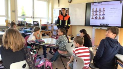 Archivbild: no
Einen Außentermin absolvierte der Vorsitzende der Feuerwehr Angfeld, Benjamin Hiltl, bei der Brandschutzerziehung in der Dritten Klasse der Grundschule Illschwang.