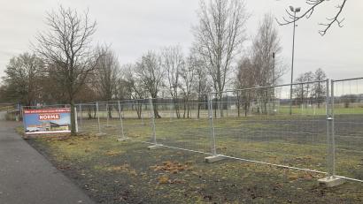 Archivbild: wro
Auf diesem Gelände soll in Wiesau ein neuer Norma-Markt gebaut werden. Aktuell stehen dort jedoch nur ein Bauzaun und eine Werbetafel.