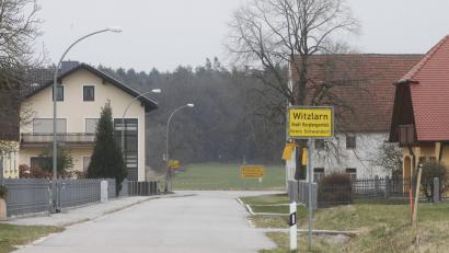 Bild: Hirsch
Im Wald bei Witzlarn (Hintergrund) soll ein Windpark mit zwölf Windrädern entstehen. Dagegen formiert sich Widerstand aus der Bevölkerung.