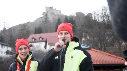 Archivbild: Gabi Schönberger
Terence Weber (rechts) spricht unterhalb der Burgruine Flossenbürg: Auch nach den Olympischen Spielen gab es in der Gemeinde einen Empfang für die beiden Sportler Weber und Eric Frenzel (links). Weber wohnt seit fünf Jahren in Flossenbürg.