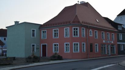 Bild: bnr
Rund zwei Millionen Euro kostet die Sanierung des Haas-Hauses. Knapp die Hälfte der Summe ist durch Fördermittel abgedeckt.