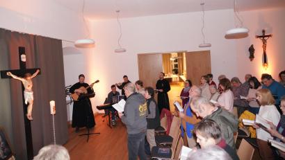 Bild: fvo
Auch musikalisch begegnen sich zu Beginn der Pfarrmission die Missionare mit Pater Benedikt (links) und die Christen der Pfarrei St. Sebastian Waldthurn im Waldthurner Pfarrheim.
